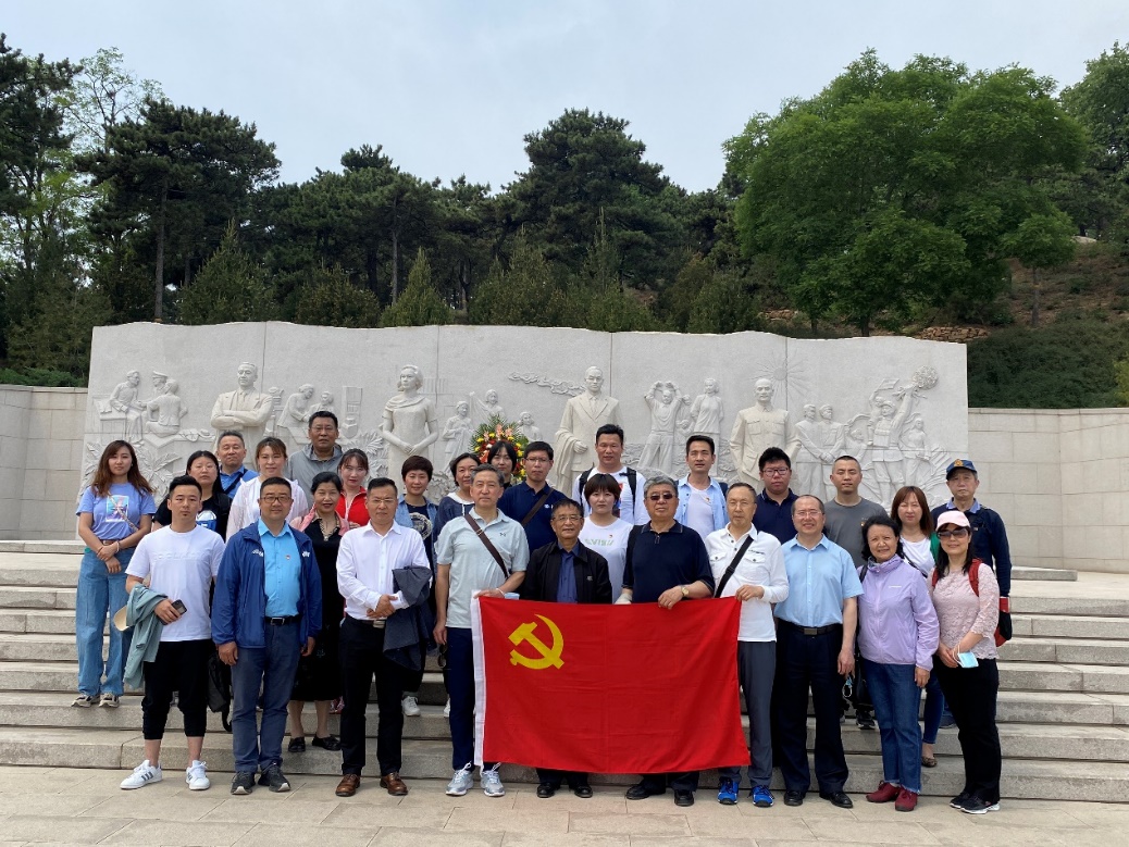西山无名英雄纪念广场集体合影.jpg